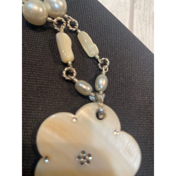 Avon Mother of Pearl Flower Abalone Shell Bead Necklace 16" - Picture 5 of 8
